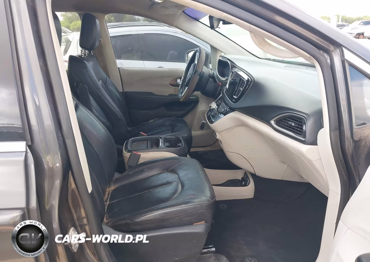 2017 Chrysler Pacifica Touring-L VIN:2C4RC1BG0HR530596 - 5