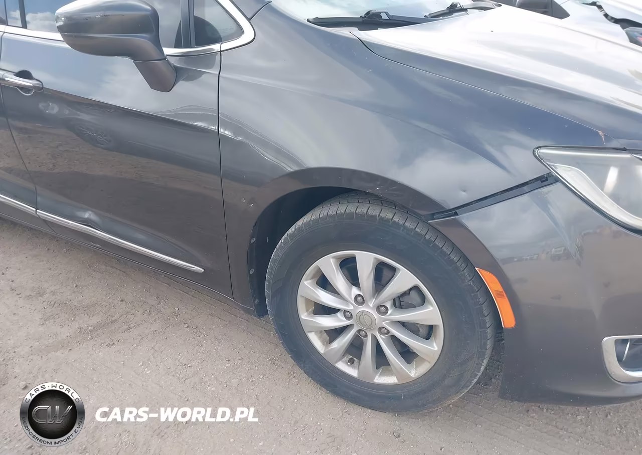 2017 Chrysler Pacifica Touring-L VIN:2C4RC1BG0HR530596 - 6