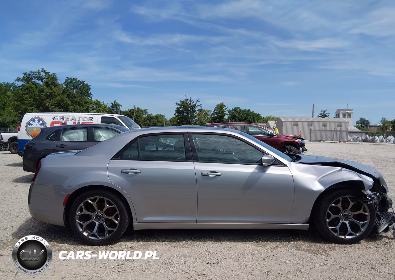 2018 Chrysler 300 300S VIN:2C3CCABG3JH143059 - 13