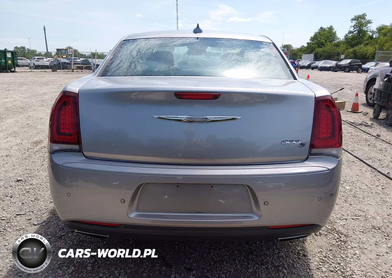 2018 Chrysler 300 300S VIN:2C3CCABG3JH143059 - 16