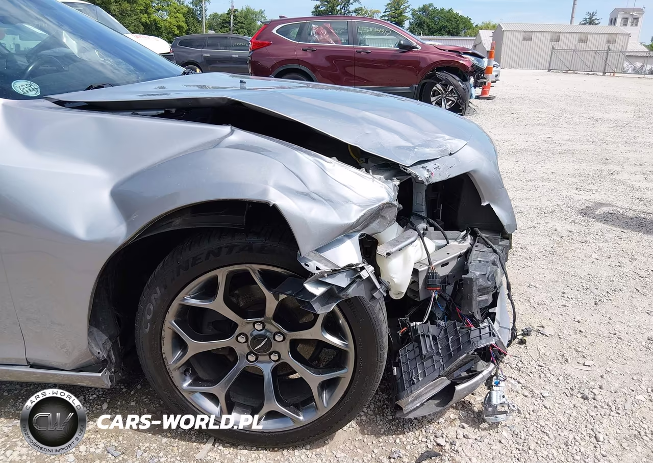 2018 Chrysler 300 300S VIN:2C3CCABG3JH143059 - 17