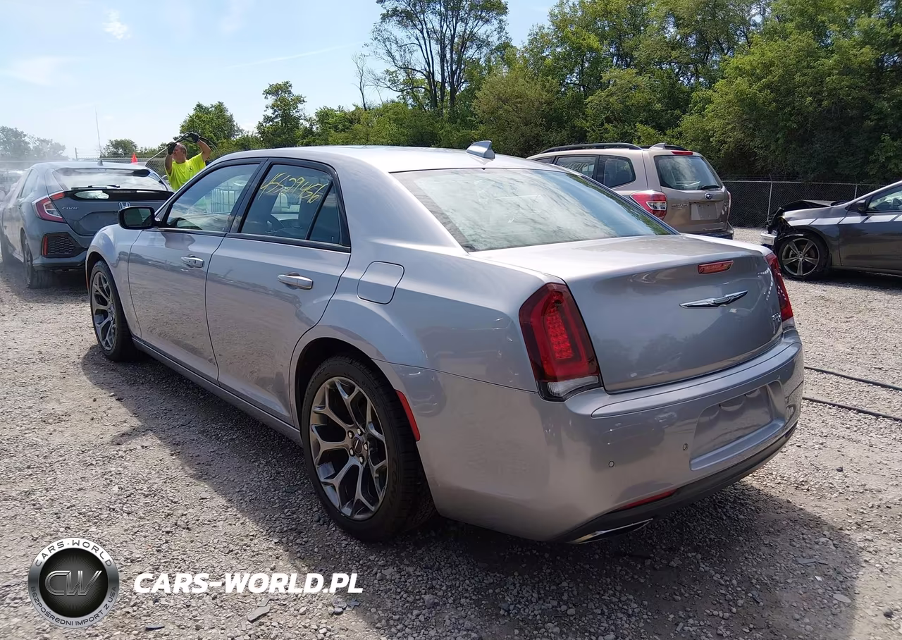 2018 Chrysler 300 300S VIN:2C3CCABG3JH143059 - 3