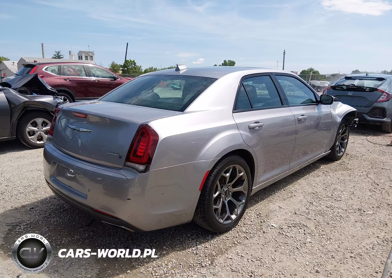 2018 Chrysler 300 300S VIN:2C3CCABG3JH143059 - 4