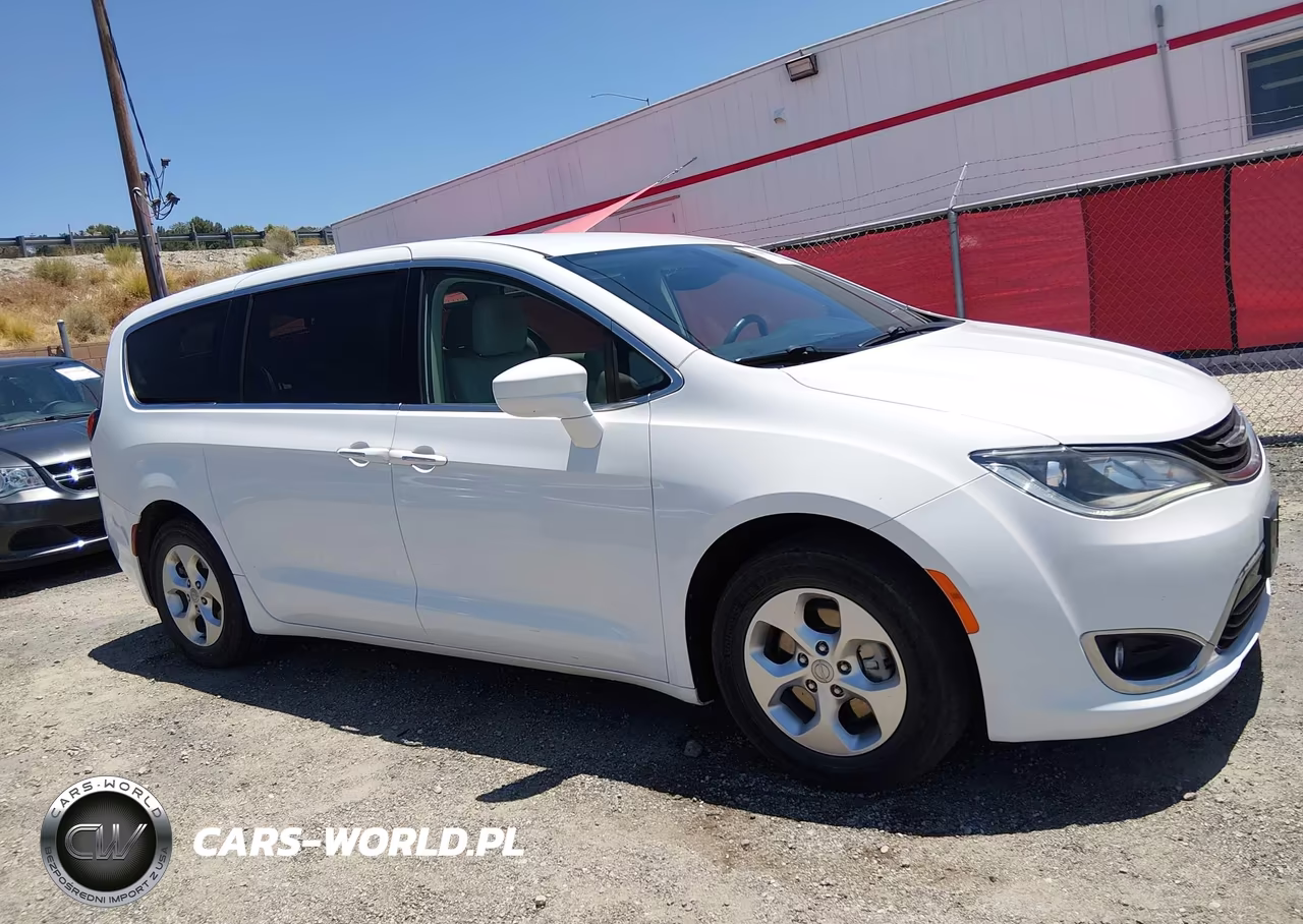 2017 Chrysler Pacifica Hybrid Touring Plus VIN:2C4RC1H71HR797463 - 17
