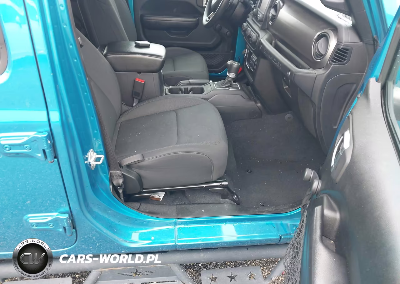 2020 Jeep Wrangler Unlimited Sport 4X4 VIN:1C4HJXDG8LW118220 - 5