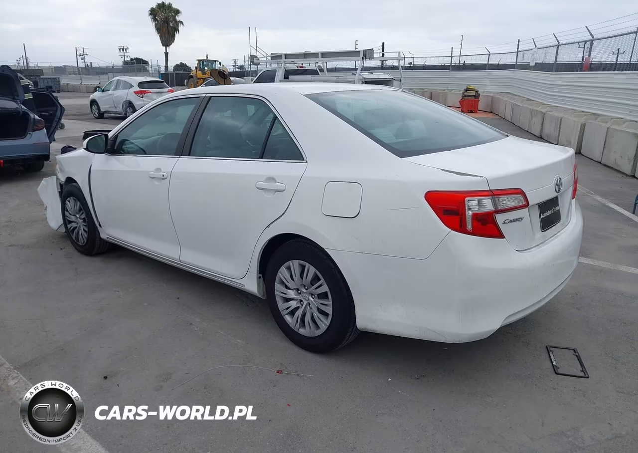 2014 Toyota Camry Le VIN:4T4BF1FK4ER399602 - 3