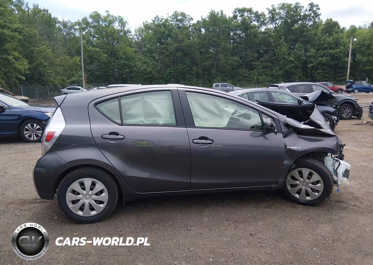 2014 Toyota Prius C Three VIN:JTDKDTB34E1566346 - 12