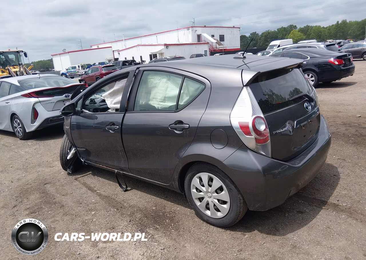 2014 Toyota Prius C Three VIN:JTDKDTB34E1566346 - 3