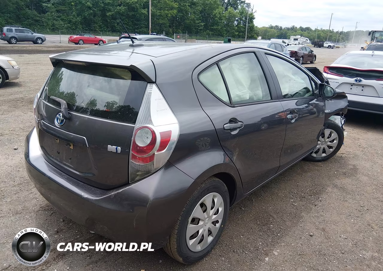 2014 Toyota Prius C Three VIN:JTDKDTB34E1566346 - 4