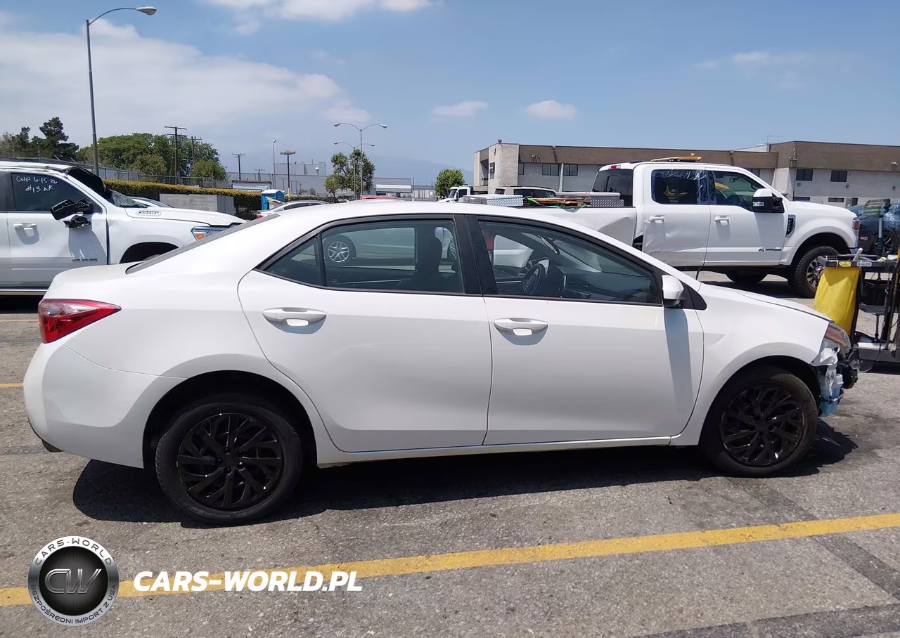 2018 Toyota Corolla Le VIN:5YFBURHE8JP773694 - 14