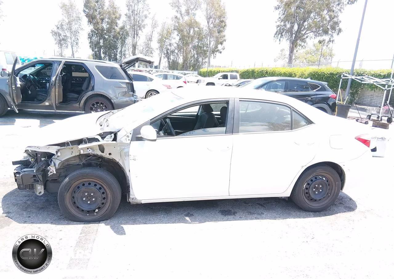 2018 Toyota Corolla Le VIN:5YFBURHE8JP773694 - 15