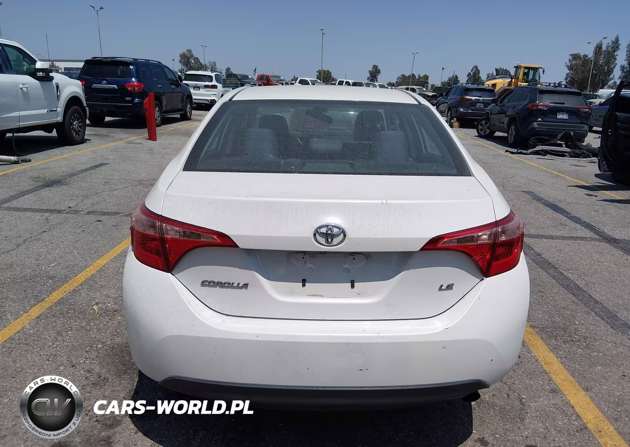 2018 Toyota Corolla Le VIN:5YFBURHE8JP773694 - 17