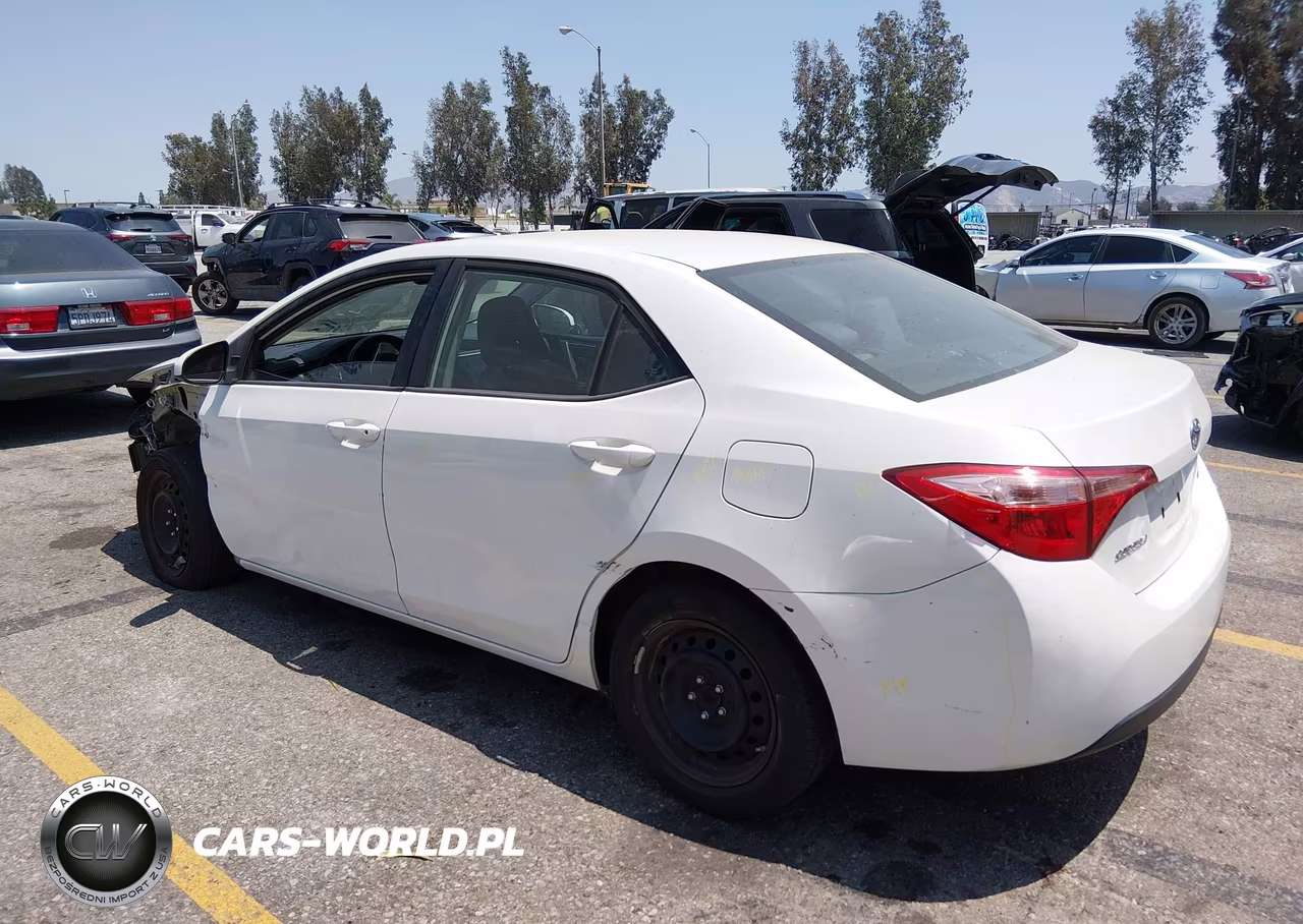 2018 Toyota Corolla Le VIN:5YFBURHE8JP773694 - 3
