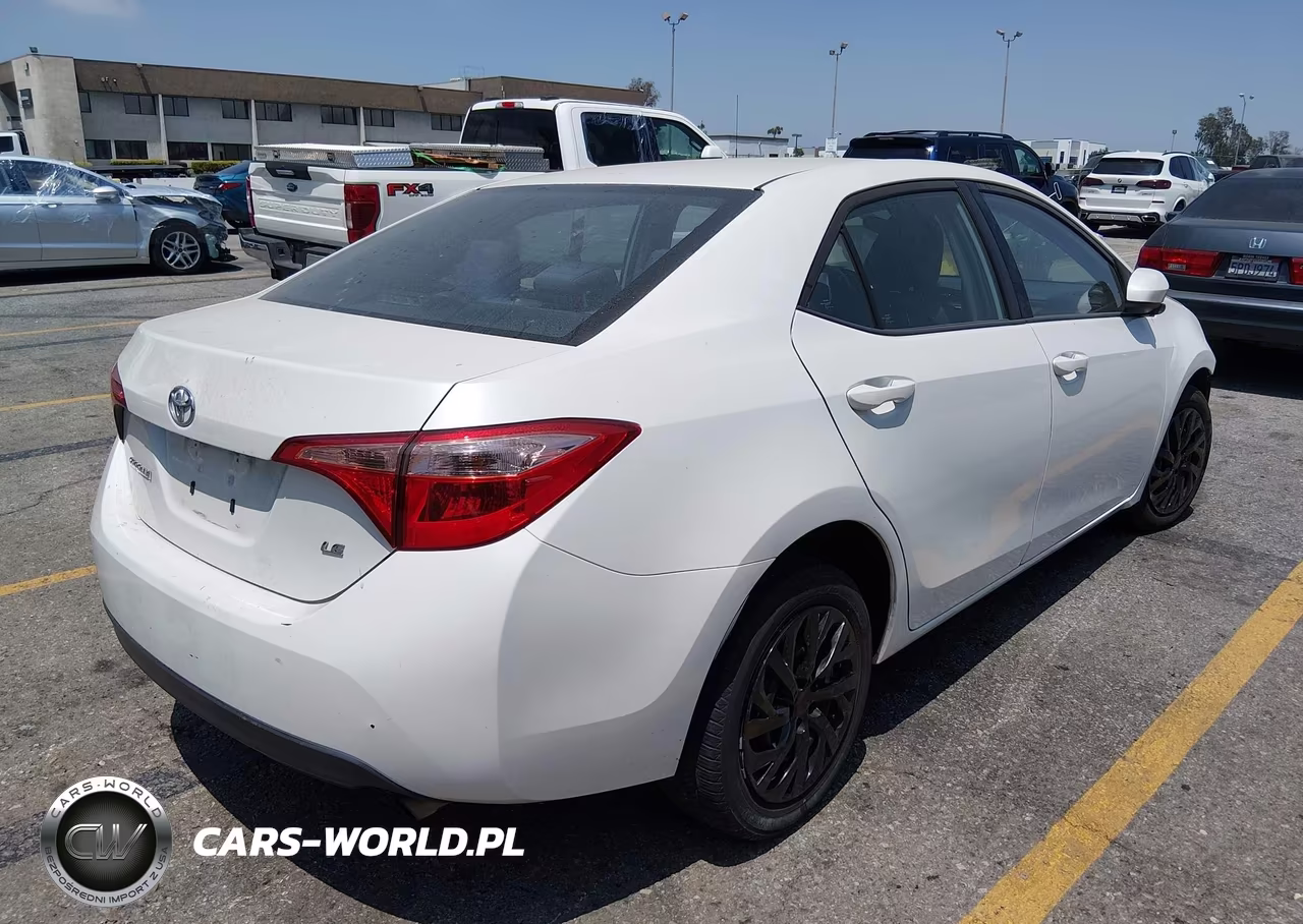 2018 Toyota Corolla Le VIN:5YFBURHE8JP773694 - 4