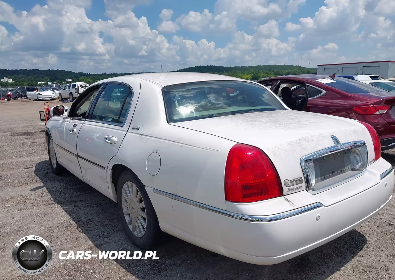2005 Lincoln Town Car Signature VIN:1LNHM81W45Y657784 - 3