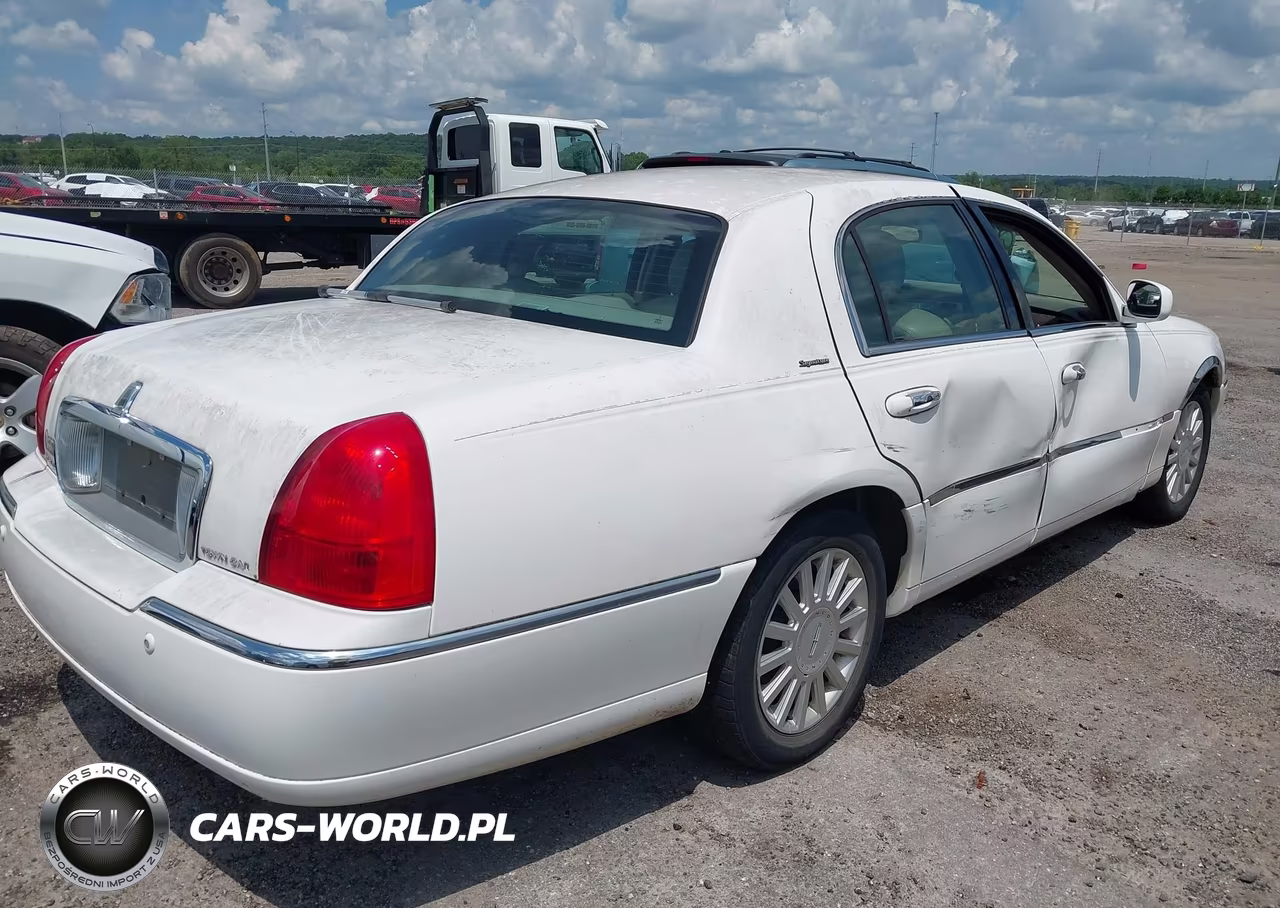 2005 Lincoln Town Car Signature VIN:1LNHM81W45Y657784 - 4