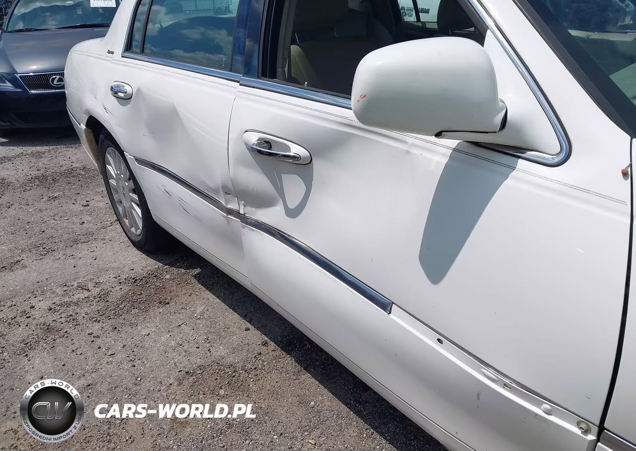 2005 Lincoln Town Car Signature VIN:1LNHM81W45Y657784 - 6