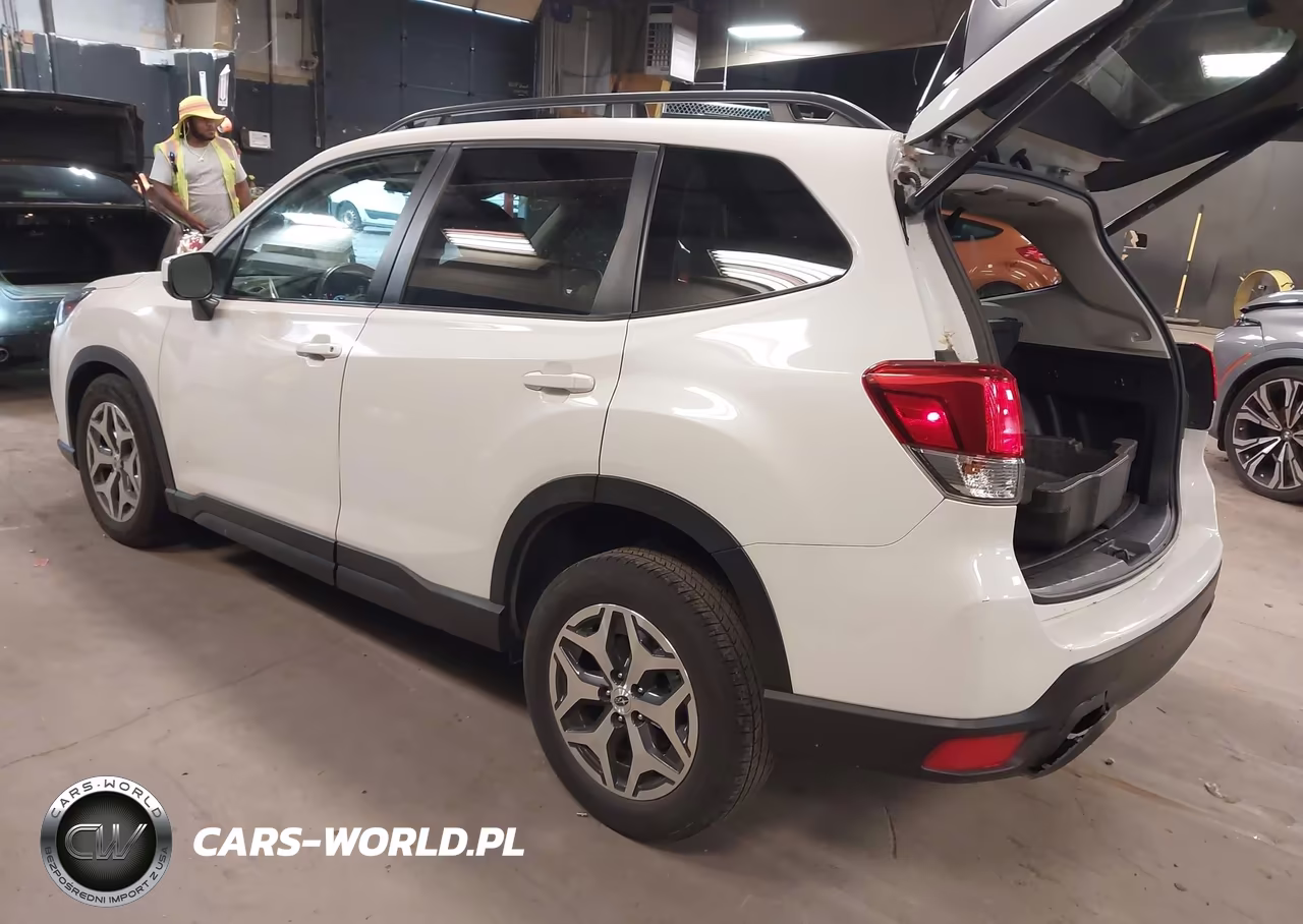 2024 Subaru Forester Premium VIN:JF2SKADC1RH463424 - 3