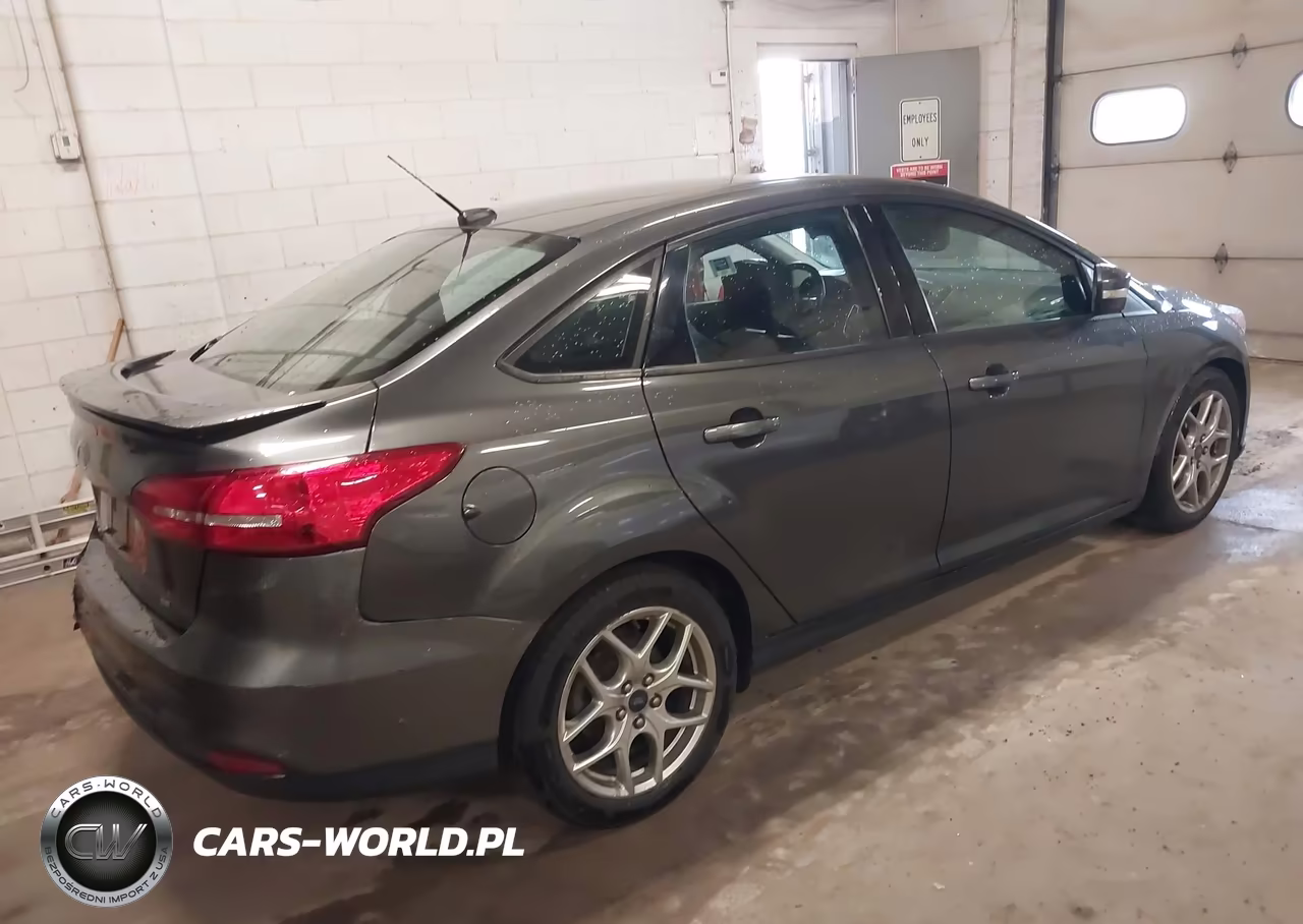 2015 Ford Focus Se VIN:1FADP3F21FL324594 - 4