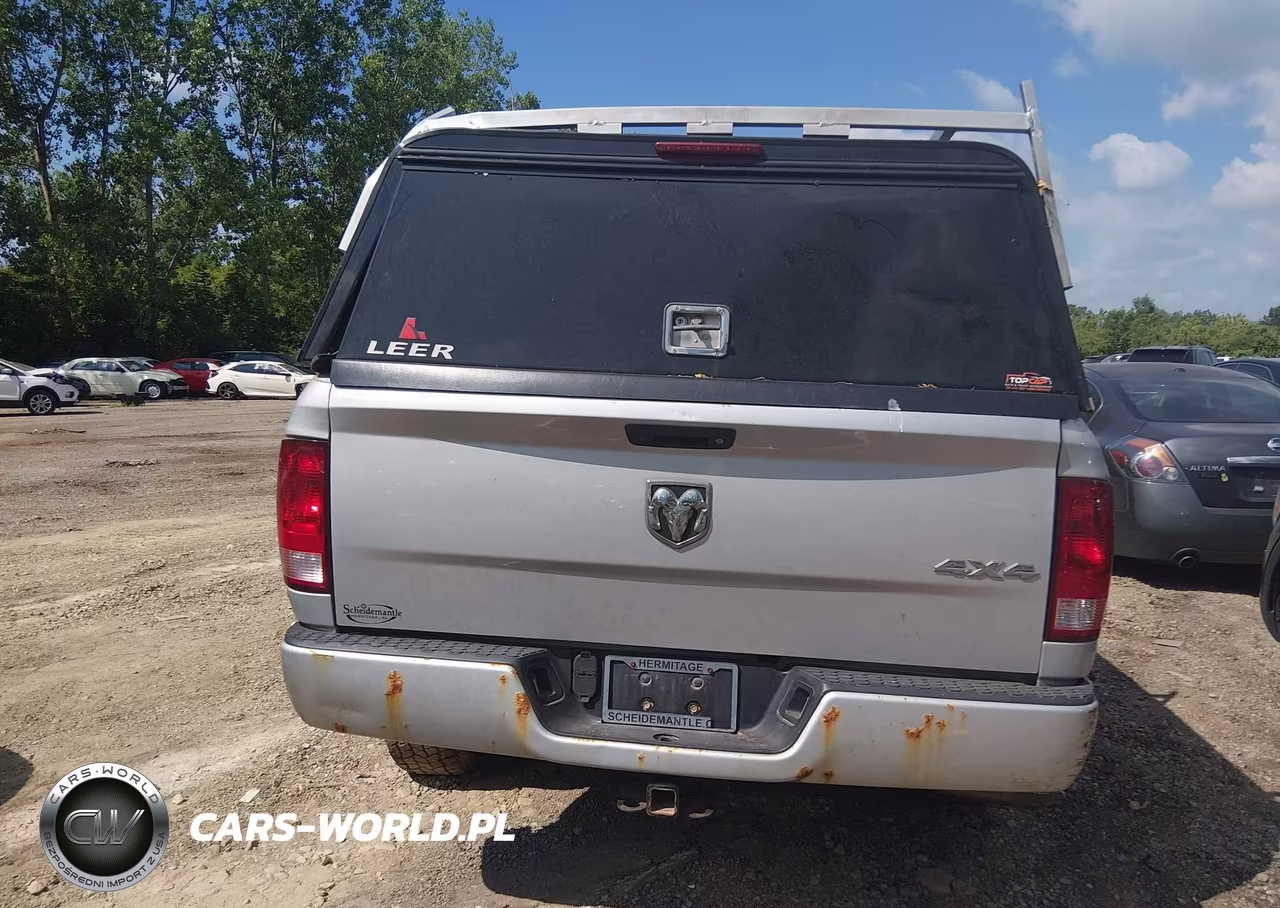 2018 Ram 1500 Express 4X4 6'4 Box VIN:1C6RR7FG7JS327602 - 17