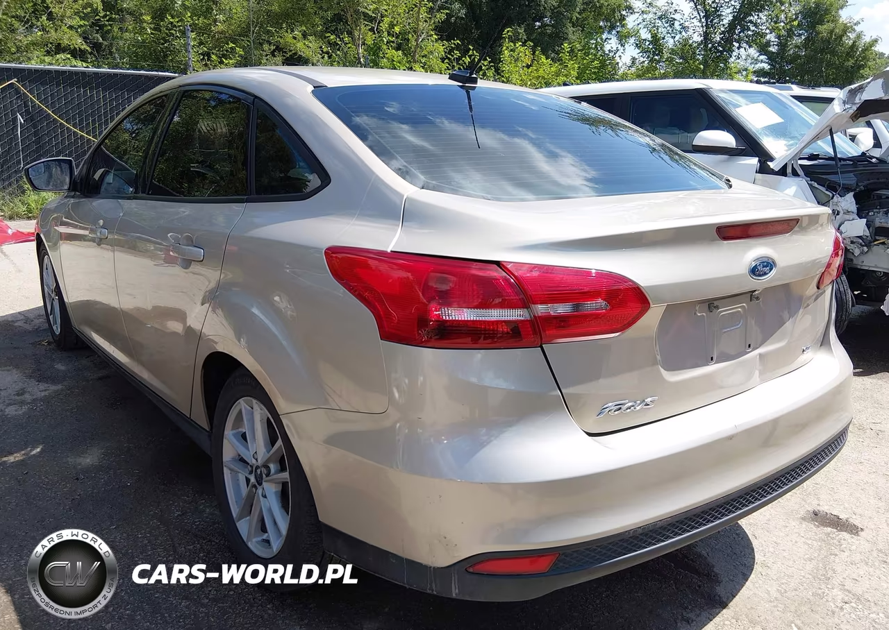2017 Ford Focus Se VIN:1FADP3F27HL324814 - 3