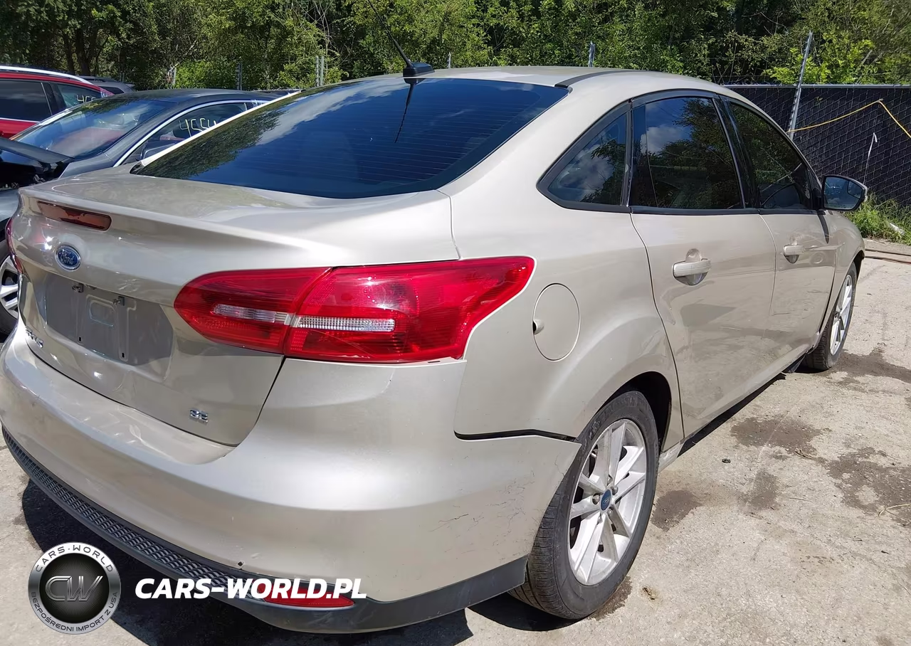 2017 Ford Focus Se VIN:1FADP3F27HL324814 - 4