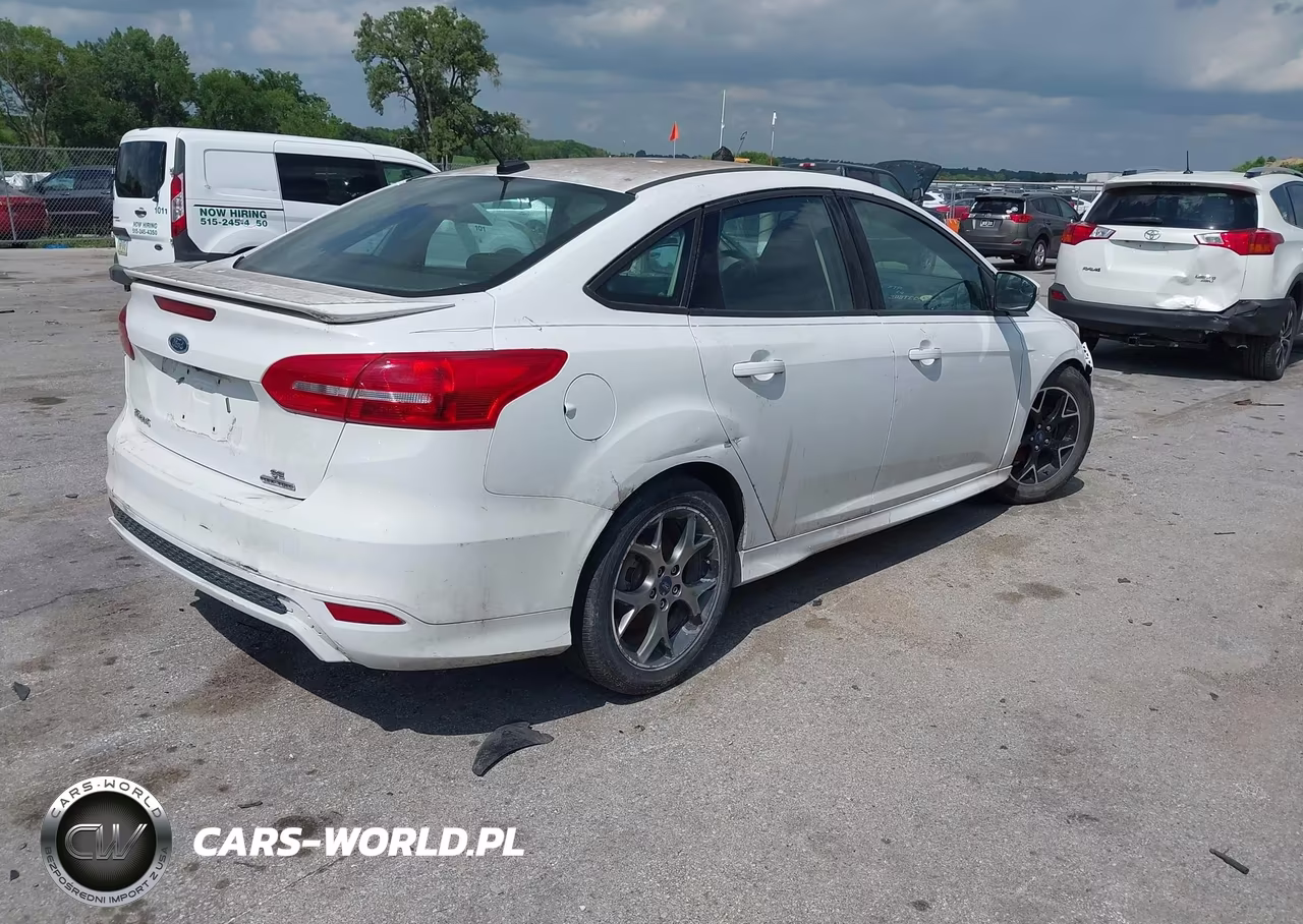 2016 Ford Focus Se VIN:1FADP3F22GL301374 - 4