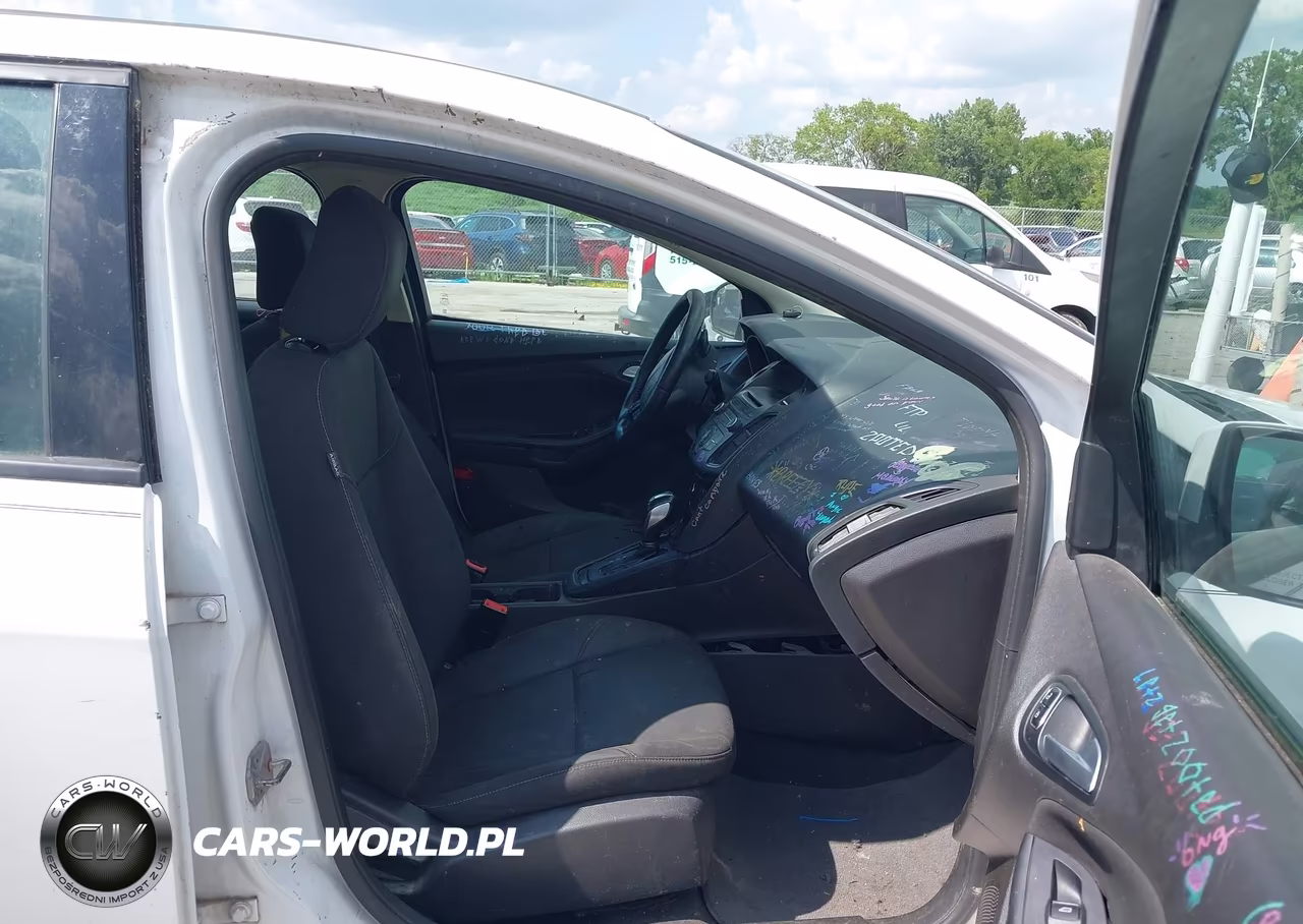 2016 Ford Focus Se VIN:1FADP3F22GL301374 - 5