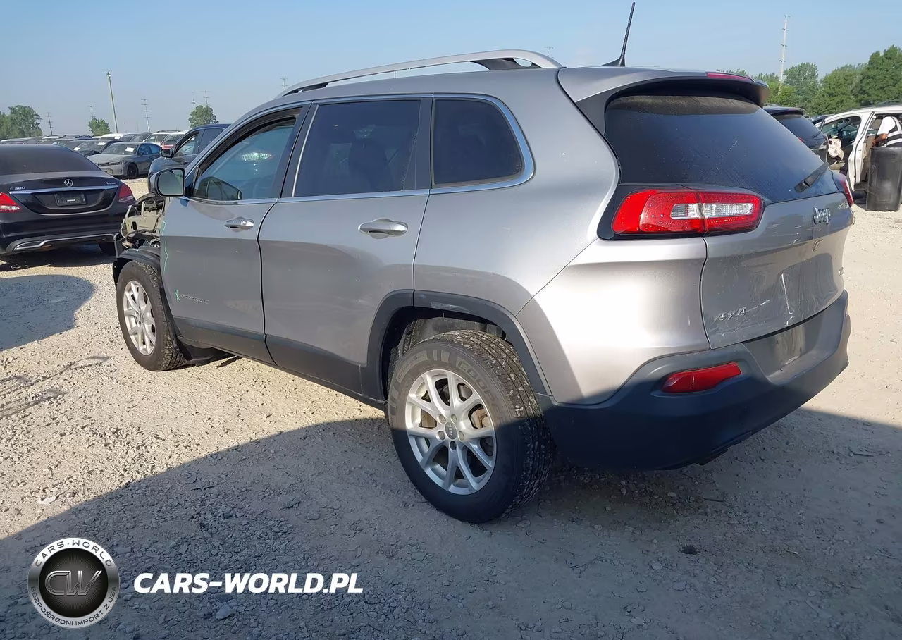 2017 Jeep Cherokee Latitude 4X4 VIN:1C4PJMCB5HW649169 - 3