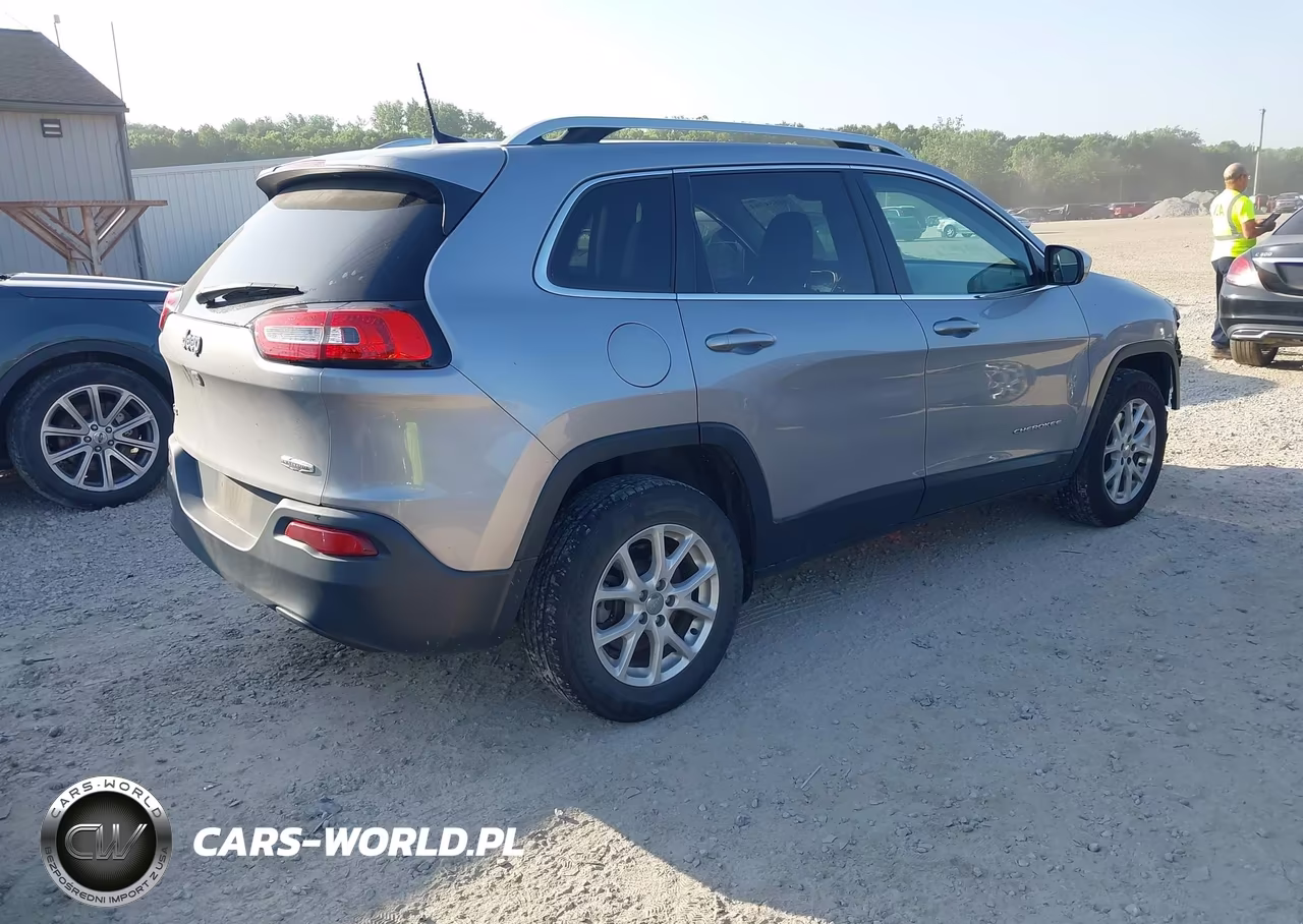 2017 Jeep Cherokee Latitude 4X4 VIN:1C4PJMCB5HW649169 - 4