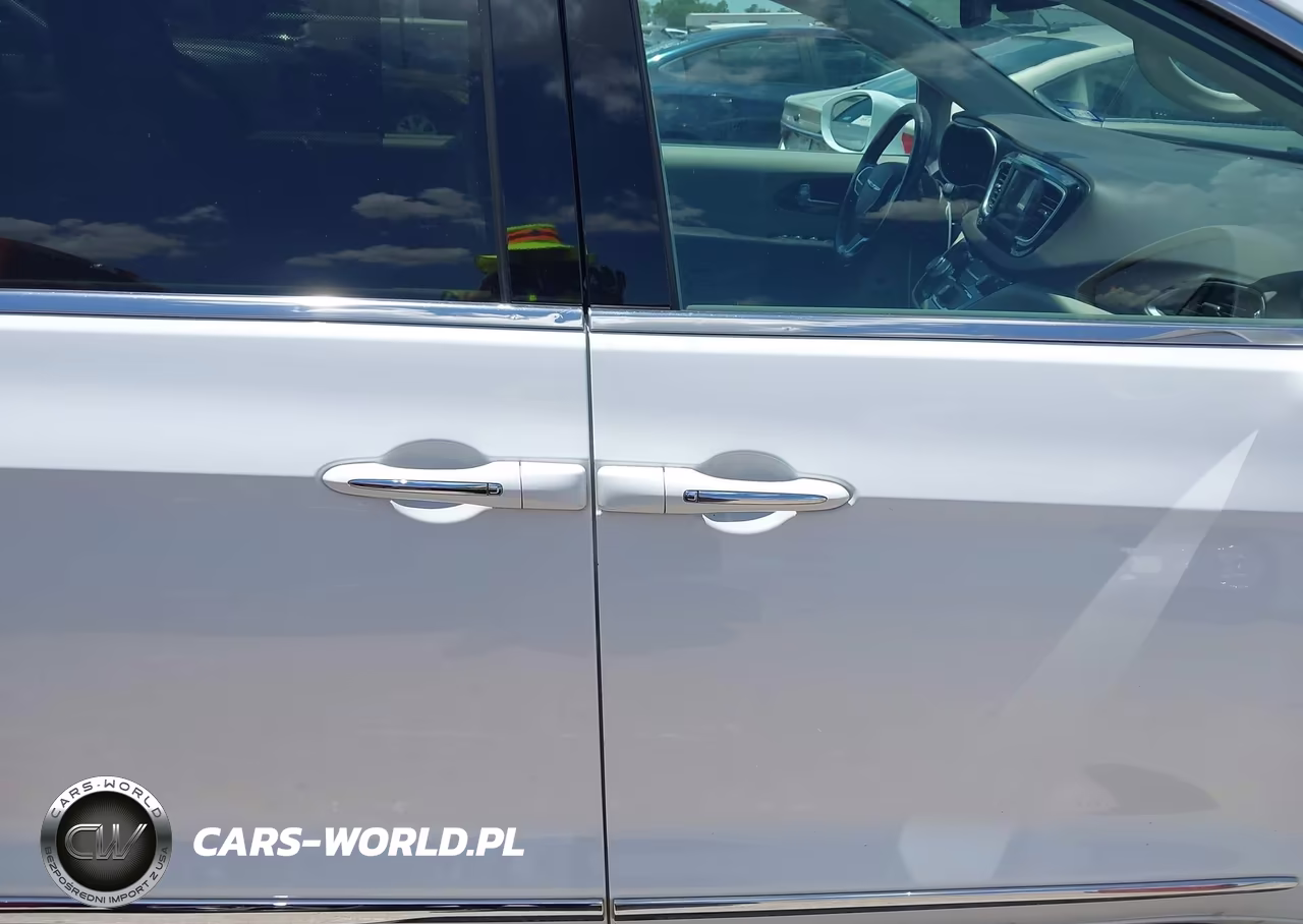 2020 Chrysler Pacifica Touring L VIN:2C4RC1BG8LR134750 - 13