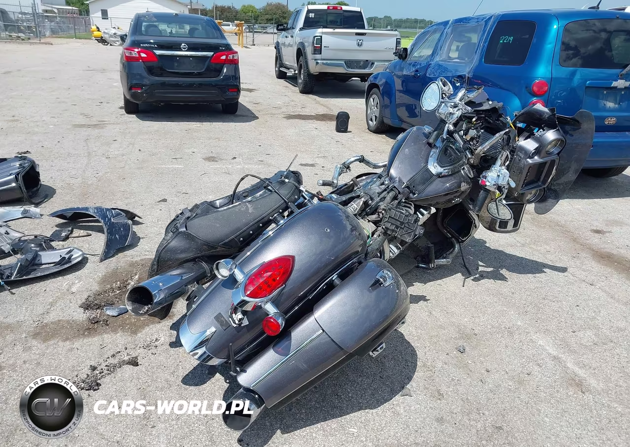 2017 Indian Motorcycle Co. Roadmaster VIN:56KTRAAA9H3355866 - 4