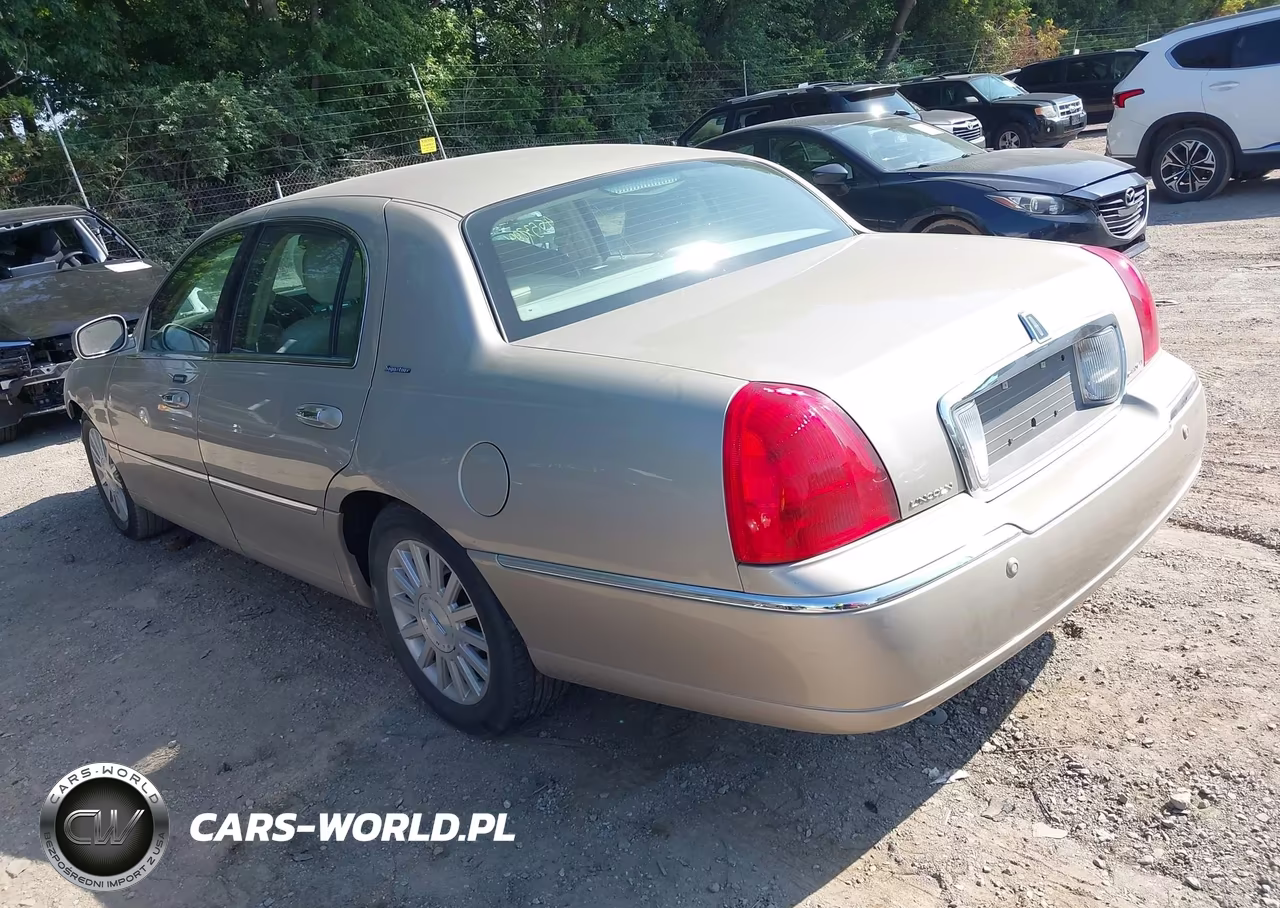 2004 Lincoln Town Car Signature VIN:1LNHM81W94Y622074 - 3