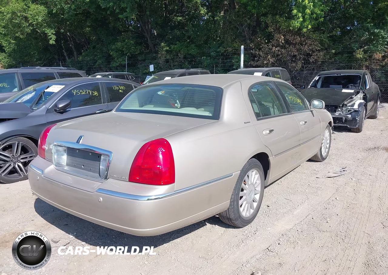 2004 Lincoln Town Car Signature VIN:1LNHM81W94Y622074 - 4