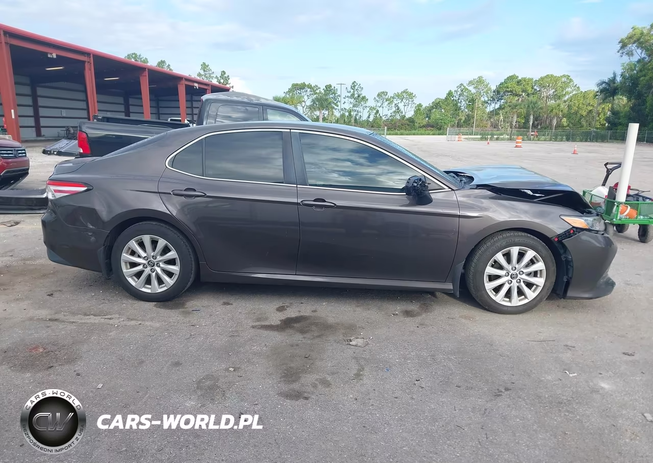 2018 Toyota Camry Le VIN:4T1B11HK4JU062573 - 12