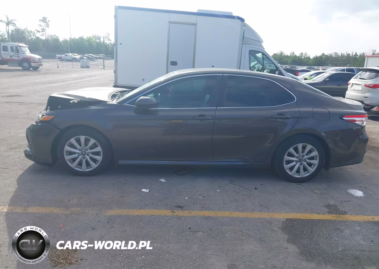 2018 Toyota Camry Le VIN:4T1B11HK4JU062573 - 13