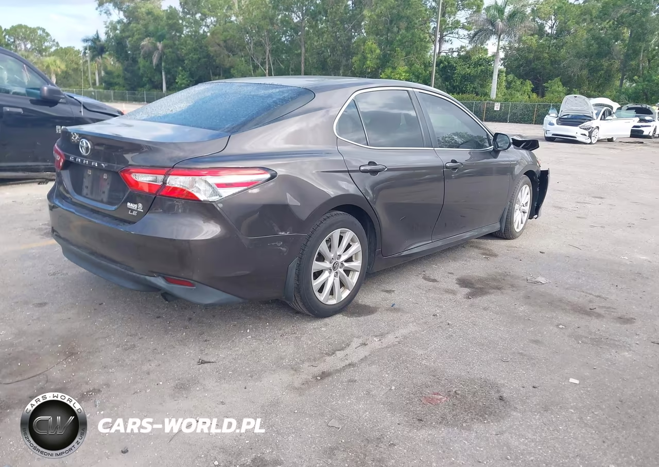 2018 Toyota Camry Le VIN:4T1B11HK4JU062573 - 4