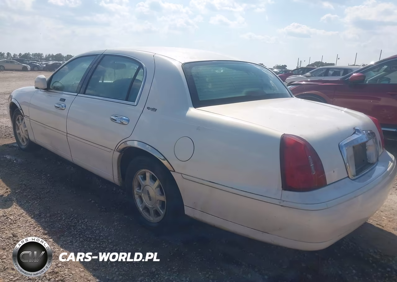 2002 Lincoln Town Car Signature VIN:1LNHM82W22Y650178 - 3