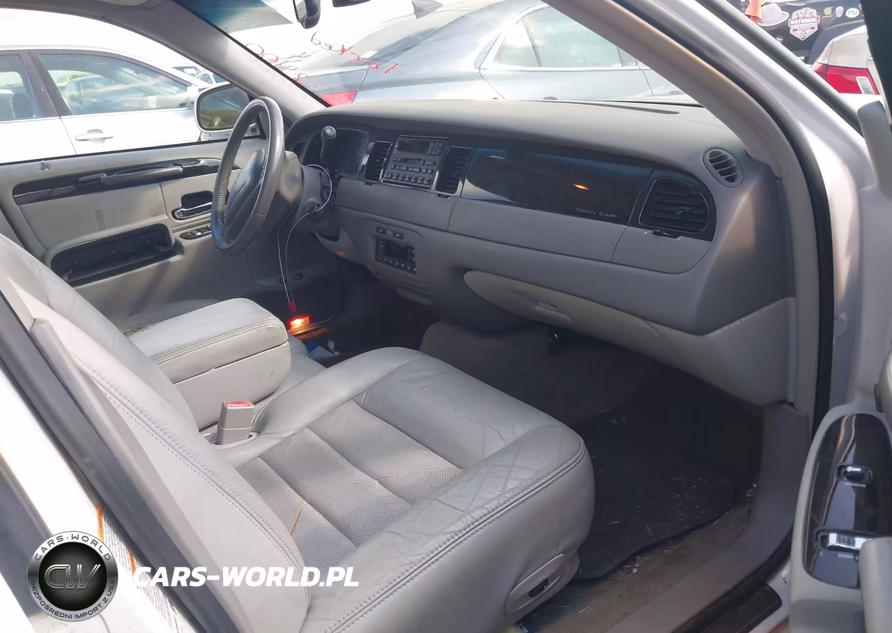 2002 Lincoln Town Car Signature VIN:1LNHM82W22Y650178 - 5