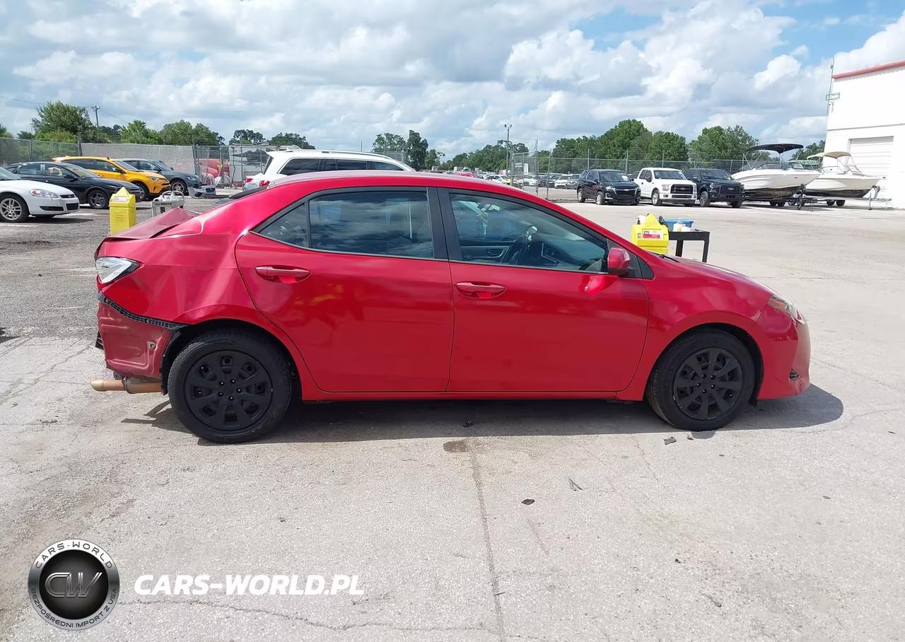 2018 Toyota Corolla Le VIN:5YFBURHE4JP842588 - 13