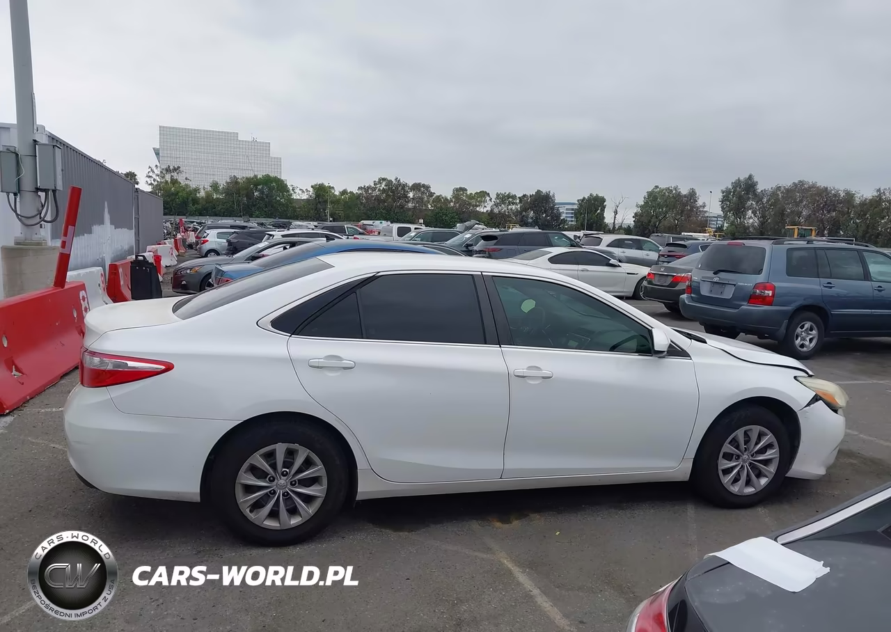 2016 Toyota Camry Le VIN:4T1BF1FK1GU157606 - 13