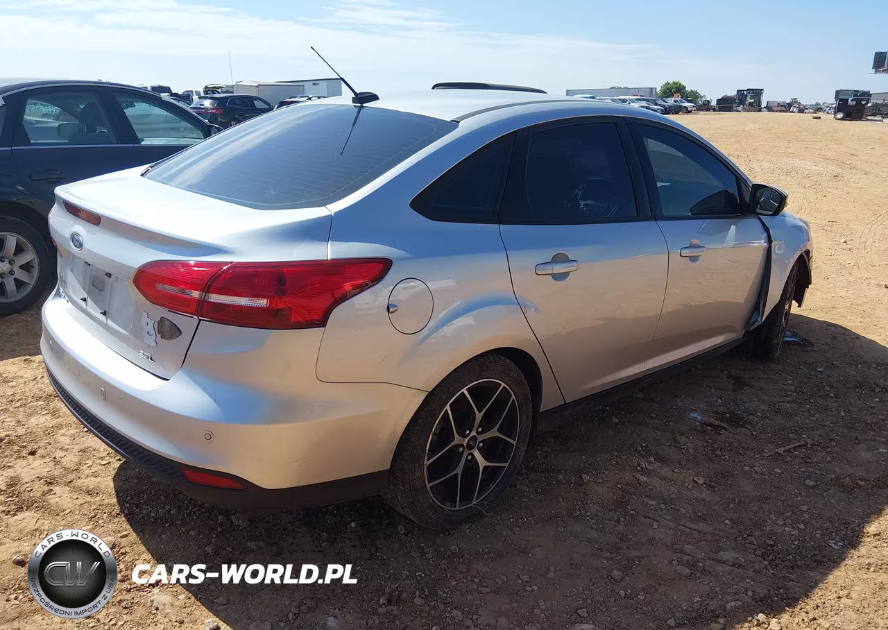 2017 Ford Focus Sel VIN:1FADP3H27HL257970 - 4