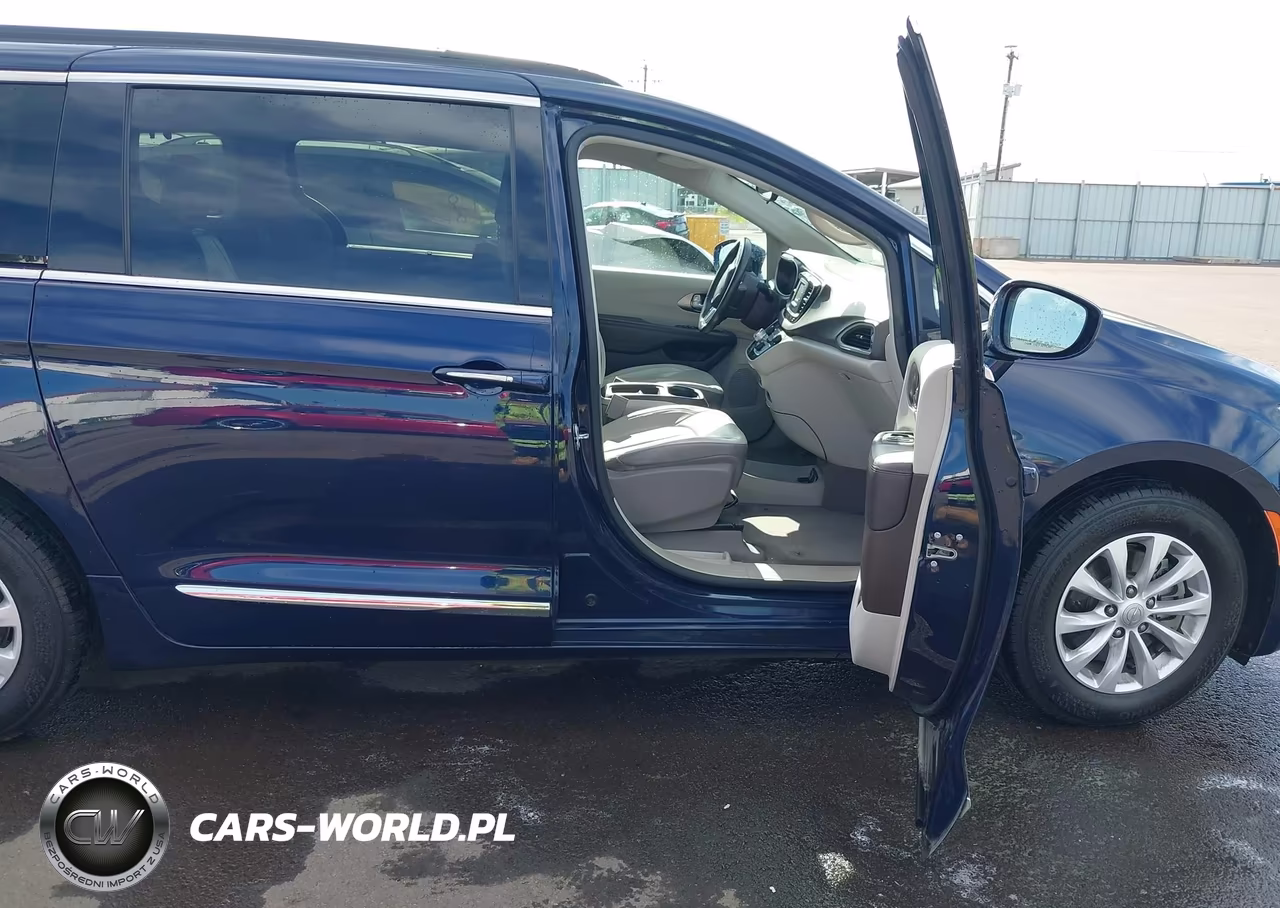 2017 Chrysler Pacifica Touring-L VIN:2C4RC1BG6HR720516 - 5