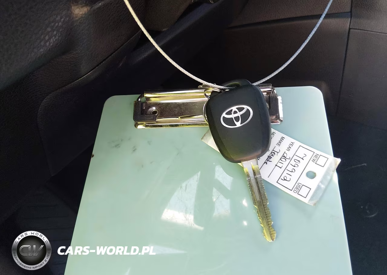 2017 Toyota Corolla Le VIN:5YFBURHEXHP709912 - 11