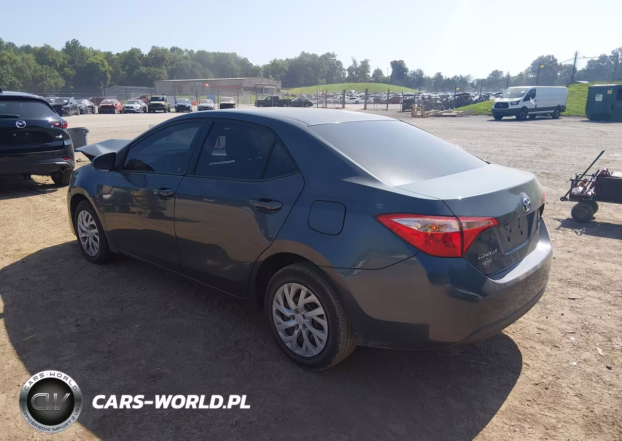2017 Toyota Corolla Le VIN:5YFBURHEXHP709912 - 3