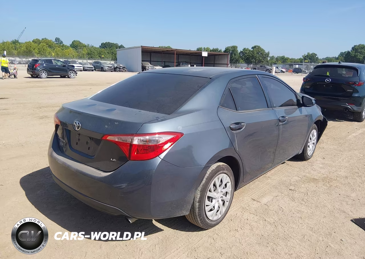 2017 Toyota Corolla Le VIN:5YFBURHEXHP709912 - 4