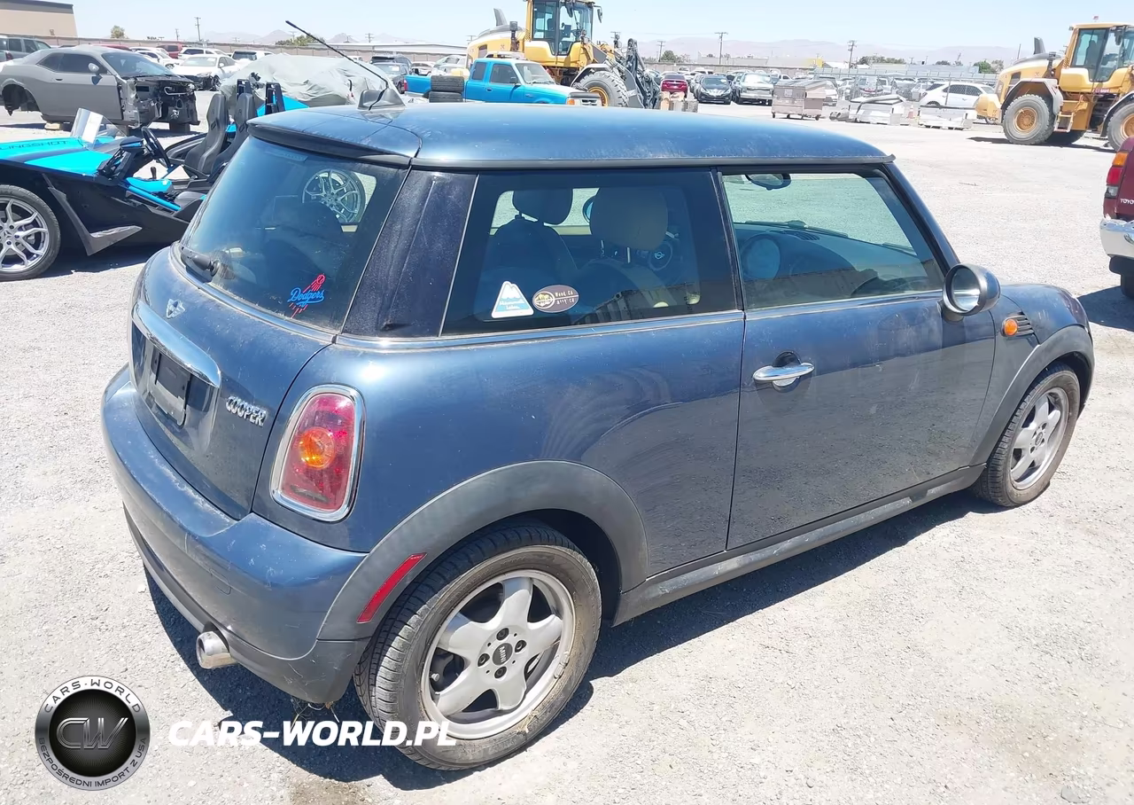 2009 Mini Cooper VIN:WMWMF33509TW75803 - 4