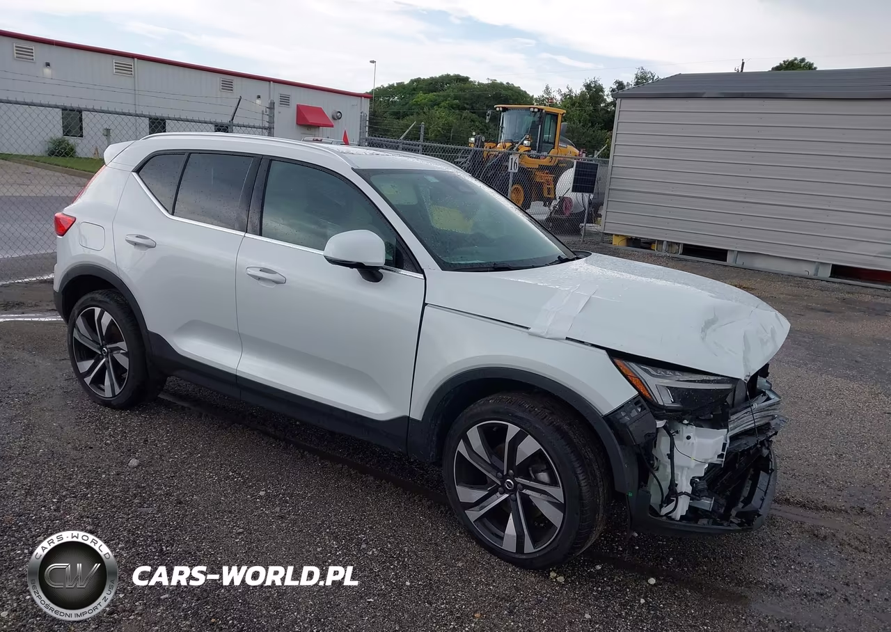 2024 Volvo Xc40 B5 Plus Bright Theme – zdjęcie 1 z 16