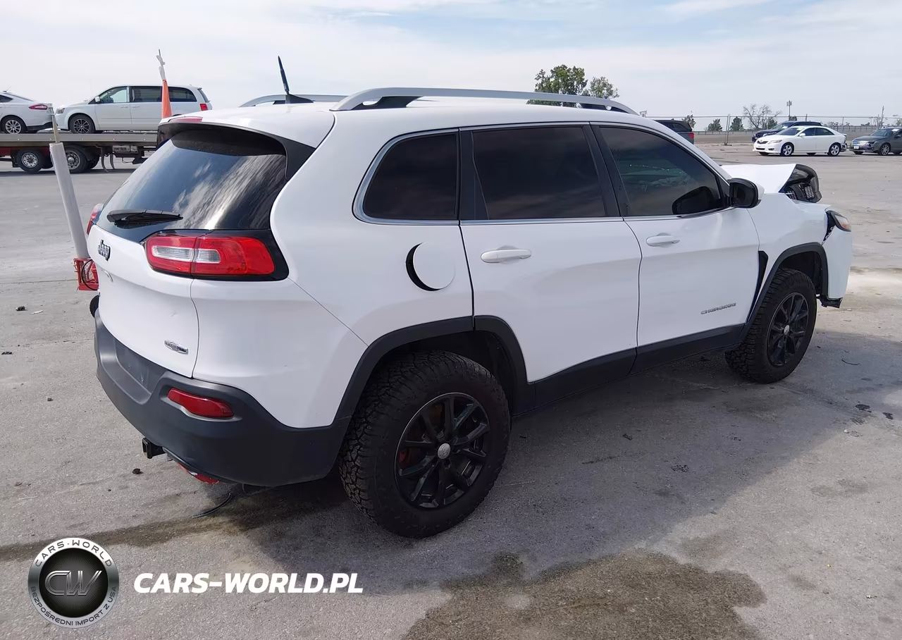 2017 Jeep Cherokee Latitude VIN:1C4PJMCS5HW646725 - 4