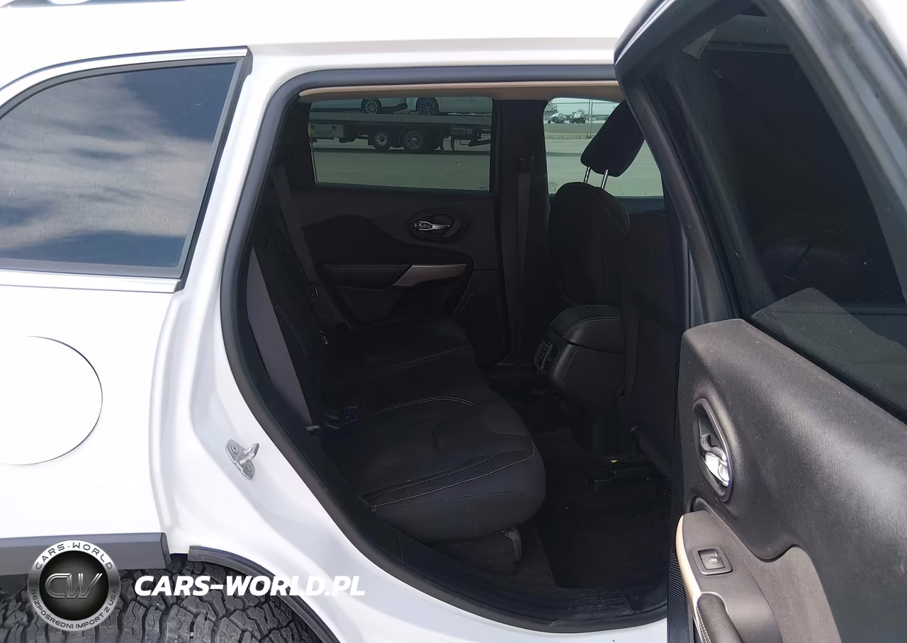 2017 Jeep Cherokee Latitude VIN:1C4PJMCS5HW646725 - 8
